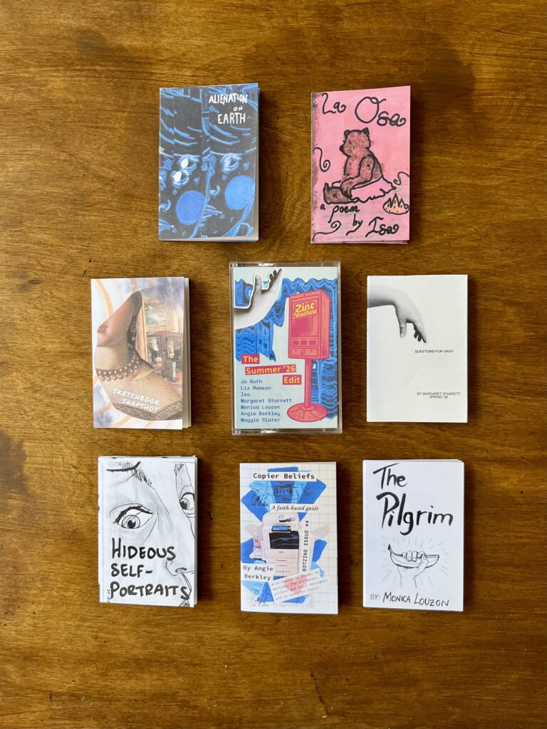 Sieben Mini-Zines liegen um eine Kassettenhülle herum angeordnet. Sie gehören zur "Summer '26 Edition" des Zine-Abos von Zinemachine.