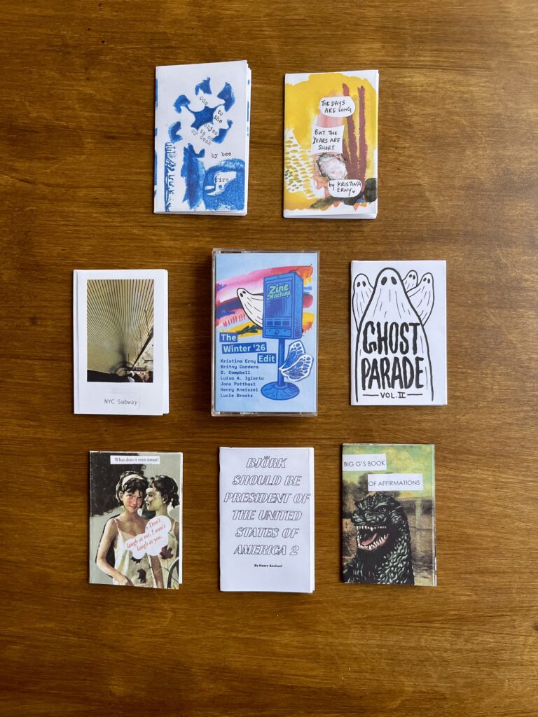Sieben Mini-Zines liegen um eine Kassettenhülle herum angeordnet. Sie gehören zur "Summer '26 Edition" des Zine-Abos von Zinemachine.